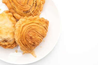 tavuk köri puf böreği beyaz arka plan üzerinde izole