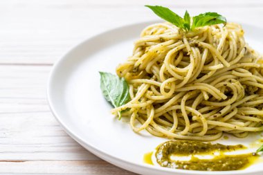 Homamade spagetti pesto sos, zeytin yağı ve fesleğen yaprakları ile.