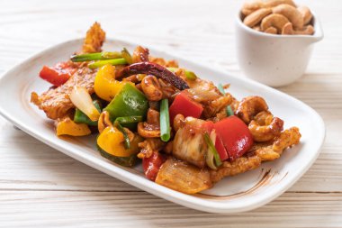 Kaju fıstığı - Asya gıda ile tavada kızartılmış tavuk