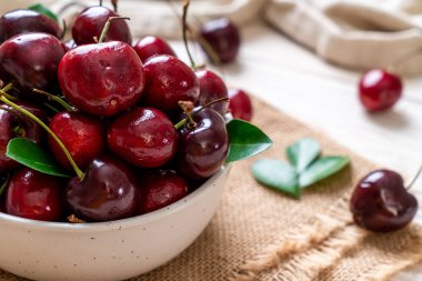 Ahşap arka planda taze kirazlar