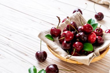 Ahşap arka planda taze kirazlar