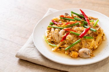 Karıştırılmış kalamar ya da tuzlu yumurtalı ahtapot - Asya deniz ürünleri tarzı