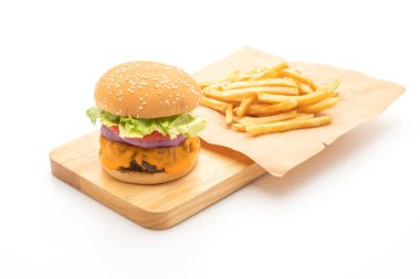 Beyaz arka plan üzerinde izole peynirli taze lezzetli biftek burger