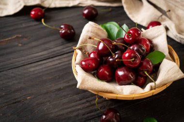 Ahşap arka planda taze kirazlar