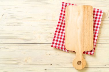 ahşap arka plan üzerinde mutfak bezle ahşap tahta boş kesme