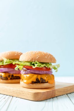 taze lezzetli biftek burger peynir ve patates kızartması ahşap arka plan üzerinde