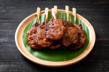 Beyaz pilavlı ızgara süt domuzu. Tayland sokak yemeği tarzı.