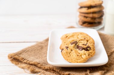 ahşap zemin üzerine çikolata parçaları ile tanımlama