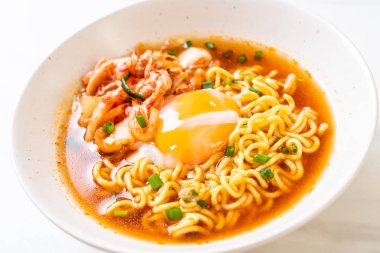 Kimchi ve yumurta - Korece ramen tarzı ile Kore anlık erişte