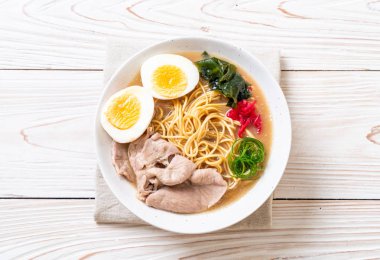 domuz eti ve yumurta - Japon tarzı ile TONKOTSU ramen erişte
