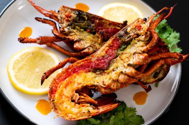 Limonlu ızgara ıstakoz biftek.