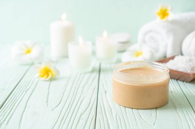 Ahşap zemin üzerine kurulmuş kaplıca tedavileri - Güzellik konsepti