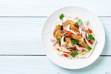 Baharatlı salatalı gevrek gourami balığı. Asya usulü.