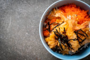 karides tempura pirinç kase karides yumurta ve yosun - Japon gıda tarzı