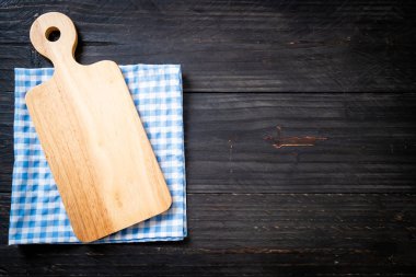 ahşap arka plan üzerinde mutfak bezle ahşap tahta boş kesme