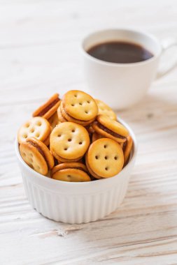 Hindistan cevizli bisküvi ve ananas reçeli.