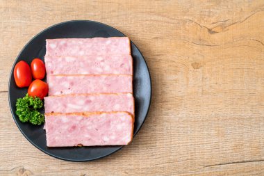 dilimlenmiş taze çiğ pastırma Barbekü