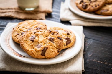 Tabağında çikolata parçaları olan kurabiyeler.