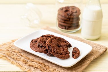 ahşap zemin üzerine çikolata parçaları ile çikolata kurabiye