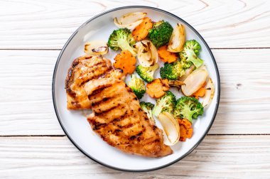 çukurunu tavuk göğsü biftek sebze (brokoli, havuç, soğan ile)