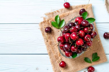 Ahşap arka planda taze kirazlar