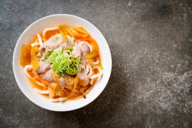 Udon ramen noodle ile domuz eti ve kimchi - Kore ve Japon gıda tarzı