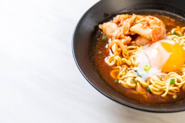 Kimchi ve yumurta - Korece ramen tarzı ile Kore anlık erişte
