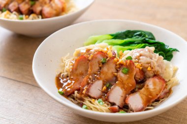 yumurta noodle ile kırmızı kavrulmuş domuz ve mantı - Asya gıda tarzı