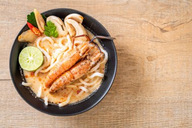 Baharatlı karides udon ramen noodle (Tom Yum Goong) - Japon füzyon gıda tarzı