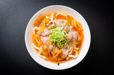 Udon ramen noodle ile domuz eti ve kimchi - Kore ve Japon gıda tarzı