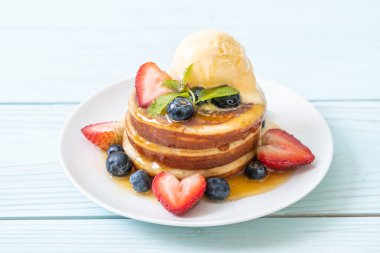 Yabanmersinli gözleme, çilek, bal ve vanilyalı dondurma.