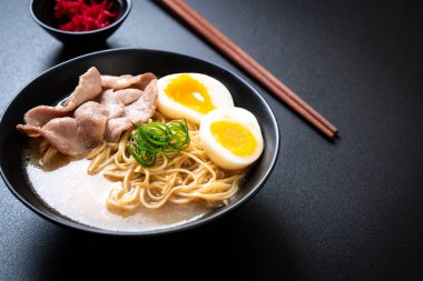 domuz eti ve yumurta - Japon tarzı ile TONKOTSU ramen erişte