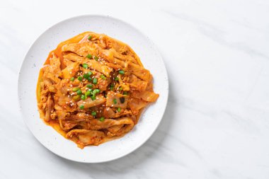 Kore usulü kimchi ile kızartılmış domuz eti.