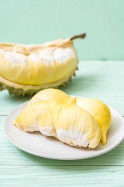 Ahşap zemin üzerinde taze Durian meyvesi