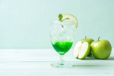 Yeşil elma soda ahşap masa üzerinde