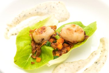 Beyaz arka plan üzerinde izole sebzeli ızgara tarak shell