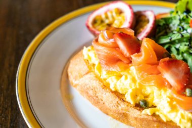 kek yumurta salatası tost ile somon füme