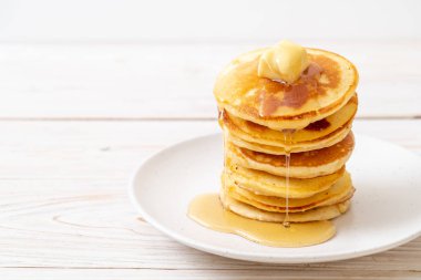 tereyağı ve bal ile krep yığını