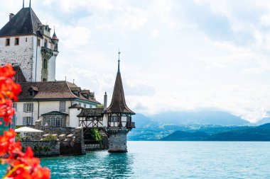 Thun Gölü arka planda İsviçre ile Oberhofen kalesinde güzel mimari
