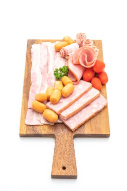 pastırma, sosis, jambon füme ve beyaz arka plan üzerinde izole Barbekü domuz pastırması