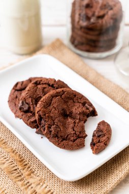 ahşap zemin üzerine çikolata parçaları ile çikolata kurabiye