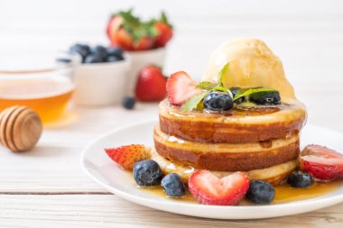 Yabanmersinli gözleme, çilek, bal ve vanilyalı dondurma.