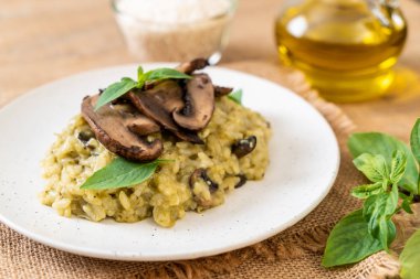 Pesto ve peynir ile ev yapımı Mantarlı Risotto
