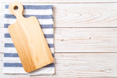 ahşap arka plan üzerinde mutfak bezle ahşap tahta boş kesme