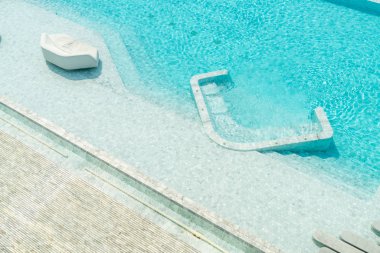 Havadan görünümü güzel lüks otel yüzme havuzu çare ile bir yürüyüş yolu