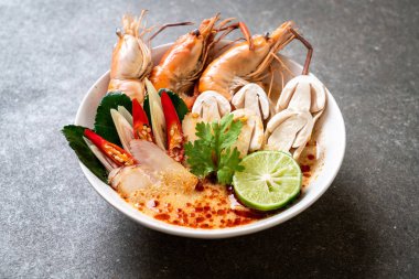 Baharatlı karides çorbası (Tom Yum Goong) - Tay geleneksel gıda