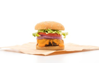 Beyaz arka plan üzerinde izole peynirli taze lezzetli biftek burger