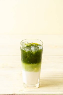 Buzlu kibrit yeşil sütlü latte.