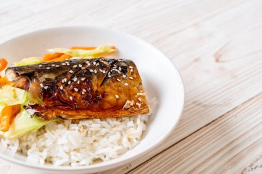 saba balık tepesinde tabağı - Japon tarzı üzerinde teriyaki soslu ızgara