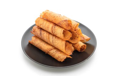 Beyaz arka planda izole edilmiş çıtır çıtır kalamar ruloları.